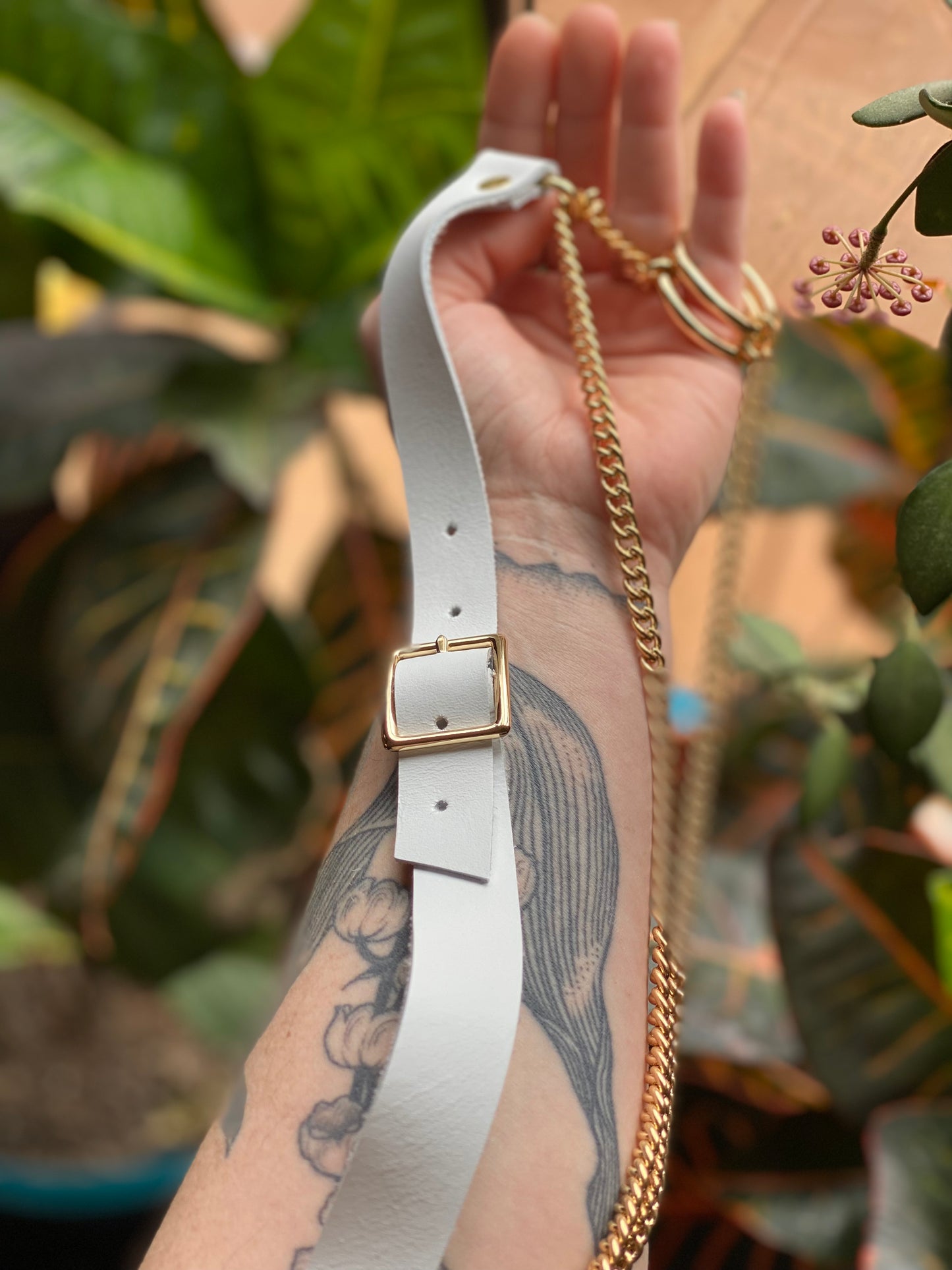 White leather & gold classic fidget collar
